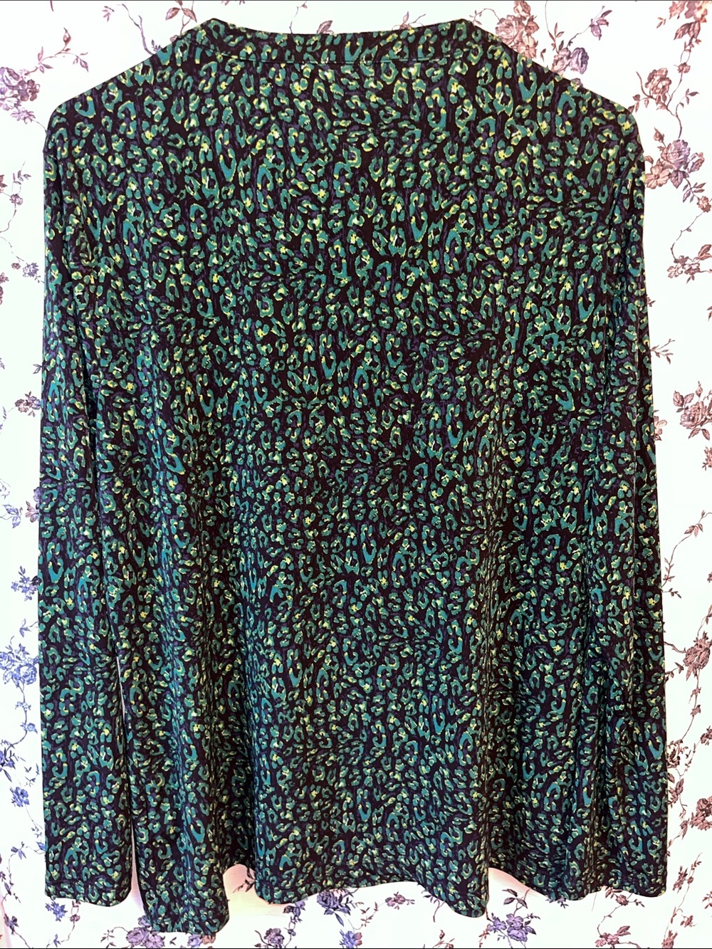 Jaclyn Smith Green Leopard Spotted Blouse - Picture 5 of 6